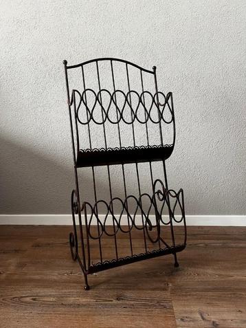 Lectuur rek van metaal beschikbaar voor biedingen