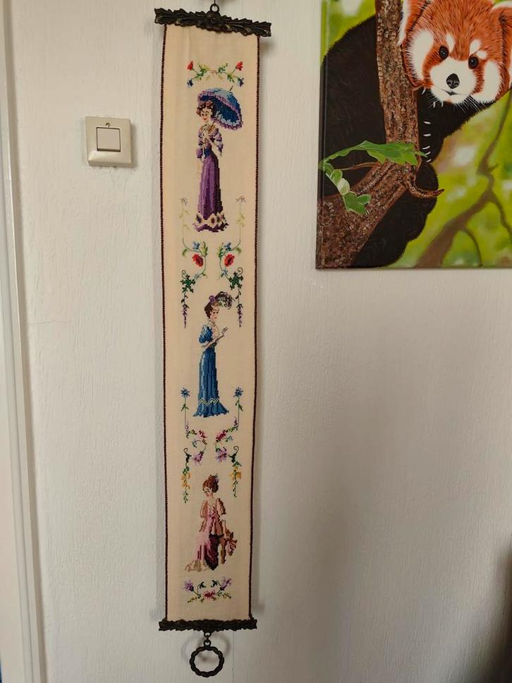 Vintage Bellenkoord met Geborduurde Dames, Antiek en Kunst, Curiosa en Brocante, Ophalen of Verzenden