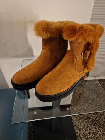 Leuke laarsjes  met rits mt 38 en nep bontrand cognac kleur beschikbaar voor biedingen