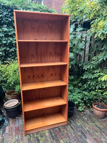 Boekenkast kast voor in de berging schuur beschikbaar voor biedingen