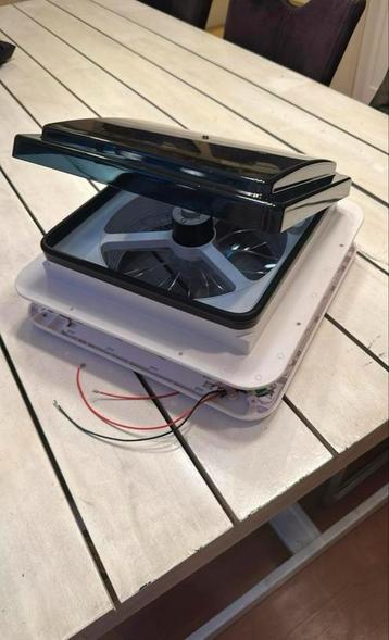 Dakluik met 12v ventilator beschikbaar voor biedingen