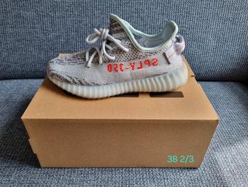 Yeezy Boost 350 V2 'Blue Tint beschikbaar voor biedingen