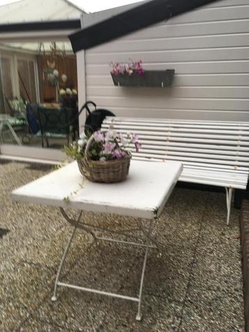 Tuintafel en tuinbank (metaal en hout) beschikbaar voor biedingen
