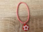 Rood wit voetbal armband (voor goed doel), Nieuw, Ophalen of Verzenden, Elastiek, Met bedels of kralen