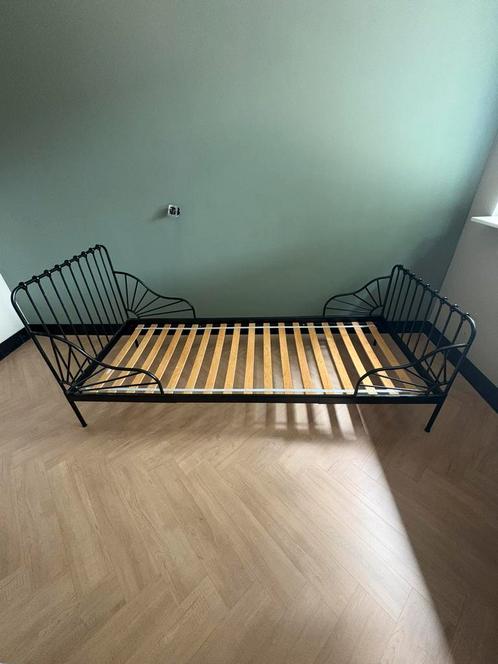 IKEA MINNEN meegroeibed Zwart, Kinderen en Baby's, Kinderkamer | Bedden, Zo goed als nieuw, 180 cm of meer, 70 tot 85 cm, Lattenbodem