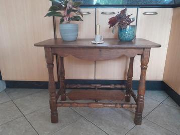 Vintage bijzettafeltje beschikbaar voor biedingen