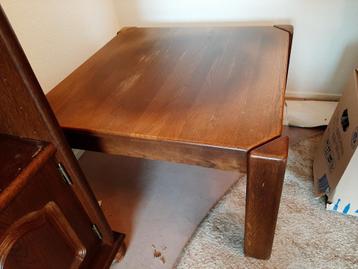 Vierkante eikenhouten salontafel.  beschikbaar voor biedingen