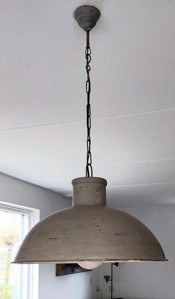 Grijze industriële hanglamp beschikbaar voor biedingen
