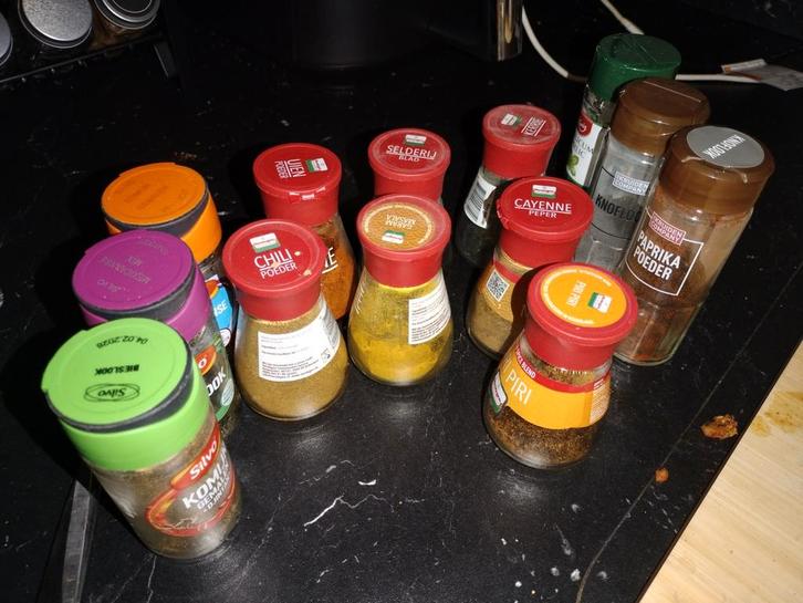 Gratis 13 glazen kruidenpotjes, Huis en Inrichting, Keuken | Keukenbenodigdheden, Zo goed als nieuw, Ophalen