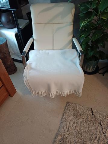 Gratis beschadigde witte fauteuil beschikbaar voor biedingen