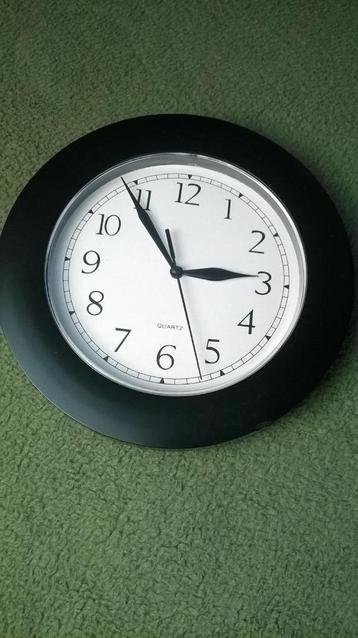 Wandklok klok ø 26 cm beschikbaar voor biedingen