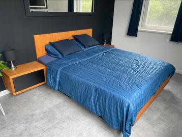 Bed 160 x 200 cm met 2 zwevende nachtkastjes beschikbaar voor biedingen