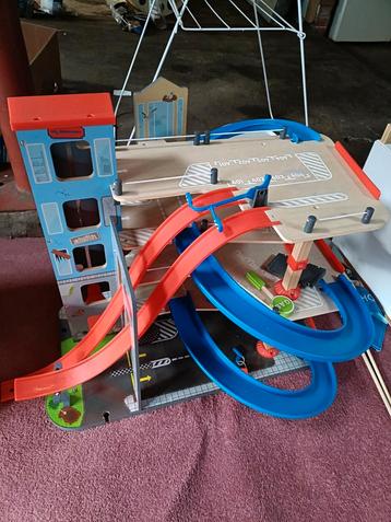 Playtive autogarage te koop beschikbaar voor biedingen