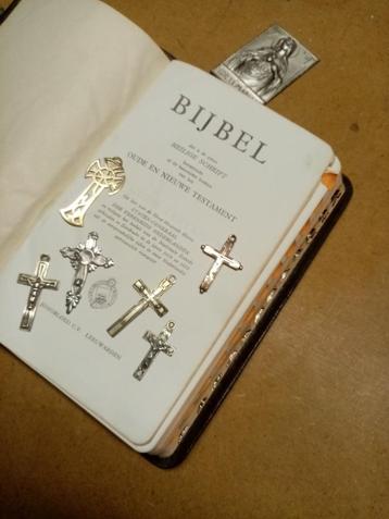 Lot antieke religieuze sieraden  beschikbaar voor biedingen