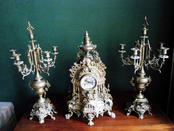 3-delige bronzen set : Klok met 2 grote bijbeh. kandelaars, Antiek en Kunst, Curiosa en Brocante, Ophalen