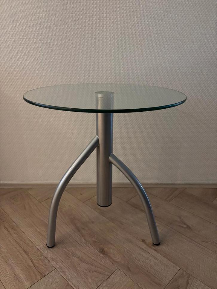 Moderne ronde bijzettafel glas/metaal., Huis en Inrichting, Tafels | Bijzettafels, Zo goed als nieuw, Rond, 45 tot 60 cm, 75 cm of meer