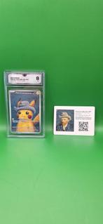 Pikachu Grijze Vilthoed - Van Gogh Museum #085 - Gegraded 8, Ophalen of Verzenden, Nieuw, Losse kaart, Foil