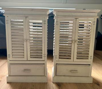 Twee houten lantaarns/windlichten beschikbaar voor biedingen