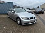 BMW 320i 2007 | Lichte voor schade | Stoelverwarming | Airco, Auto diversen, Ophalen, Stationwagon, Handgeschakeld, Zilver of Grijs