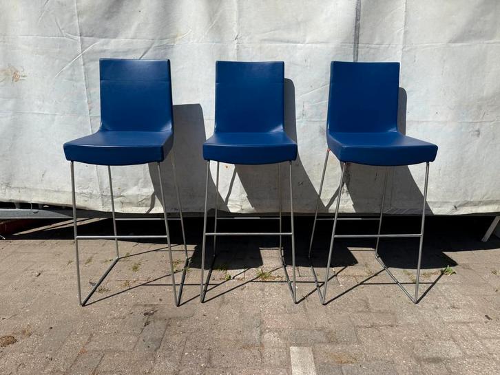 Barkruk - Montis Jim blauw - 3 stuks beschikbaar, Huis en Inrichting, Barkrukken, Zo goed als nieuw, 60 tot 90 cm, Leer, 3 krukken
