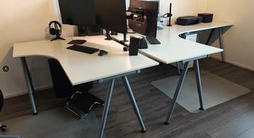 Twee witte Ikea Galant bureaus met één zijstuk in één koop - afbeelding 1