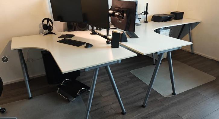 Twee witte Ikea Galant bureaus met één zijstuk in één koop, Huis en Inrichting, Bureaus, Gebruikt, Bureau, In hoogte verstelbaar