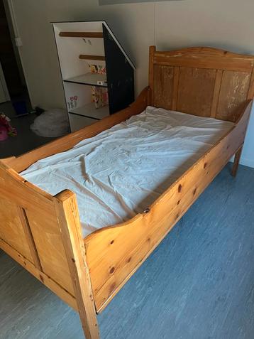 Grenen antiek ledikant bed met lattenbodem en matras beschikbaar voor biedingen
