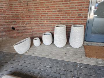 Set stenen bloempotten beschikbaar voor biedingen