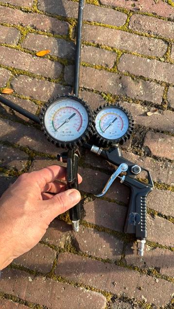 Twee banden pomp pistolen met meter. beschikbaar voor biedingen