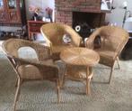 Te koop: Drie rotan stoelen met een rotan tafeltje., Huis en Inrichting, Stoelen, Ophalen, Gebruikt, Bruin, Twee