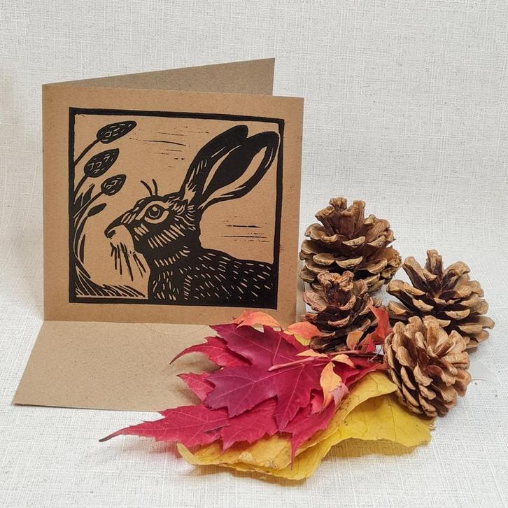 Dubbele kaart met envelop haas handgemaakt linosnede 15x15, Diversen, Wenskaarten, Nieuw, Ophalen of Verzenden