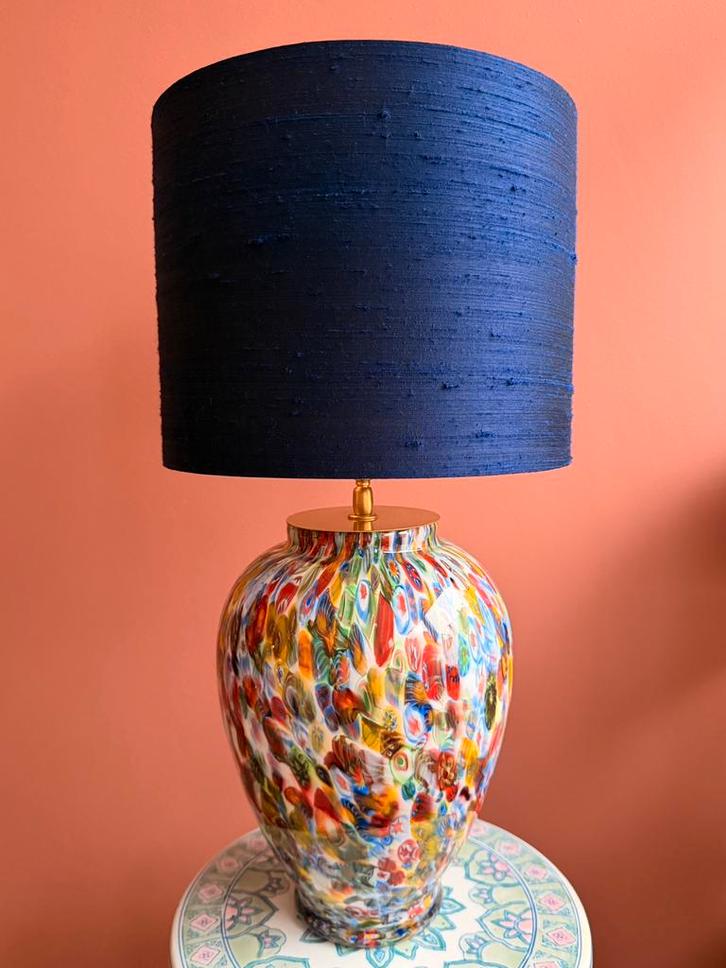 Multicolor murano vaas-lamp met blauwe ruwe zijden lampenkap, Antiek en Kunst, Antiek | Lampen, Ophalen of Verzenden