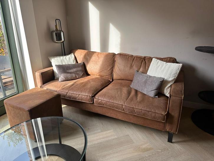 Bruine leren bank met voetenbank, Huis en Inrichting, Banken | Bankstellen, Gebruikt, Rechte bank, Tweepersoons, 200 tot 250 cm