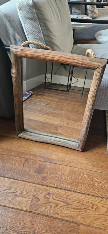 Perfecte houten spiegel met omhangkoord beschikbaar voor biedingen