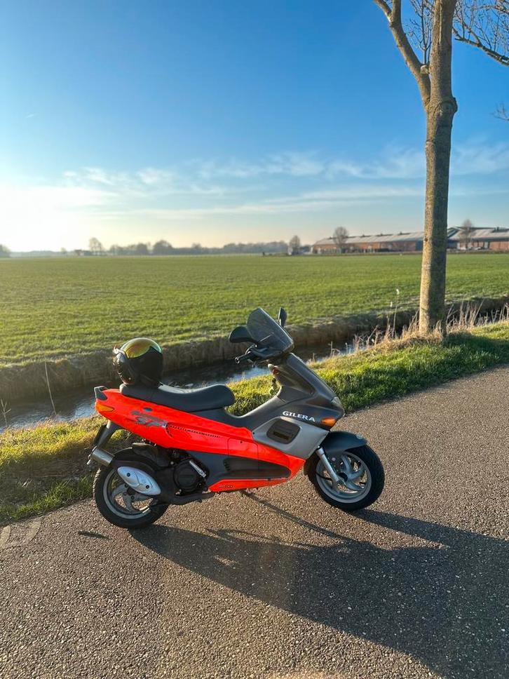 Gilera runner 50cc Fluo rosso, Fietsen en Brommers, Scooters | Piaggio, Gebruikt, Overige modellen, Maximaal 45 km/u, Tweetakt