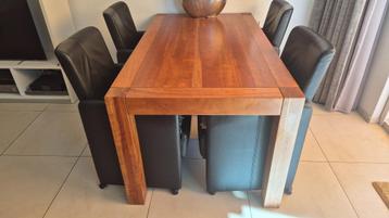 Eettafel + vier lederen stoelen beschikbaar voor biedingen