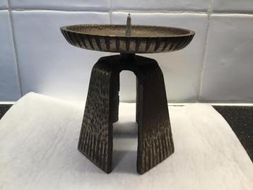 Smeedijzeren Brutalist Japan kandelaar 1970 beschikbaar voor biedingen