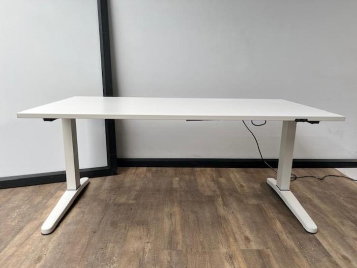 Steelcase zit-sta bureau elektrisch, Huis en Inrichting, Bureaus, Elektrisch, Ophalen of Verzenden