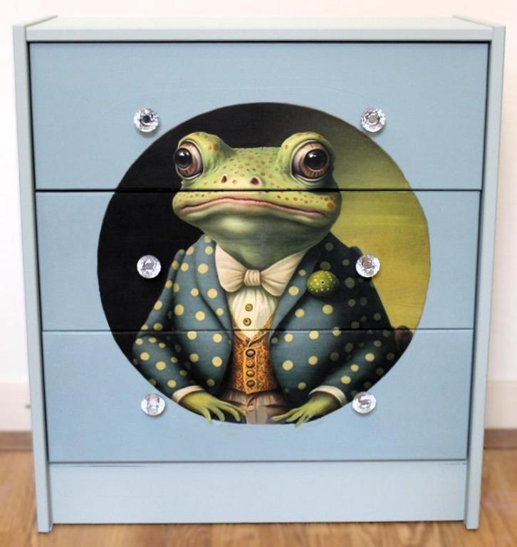 Een blauwe ladekast “Kikker”, 3 lades, eclectisch, Huis en Inrichting, Kasten | Ladekasten, Zo goed als nieuw, Minder dan 100 cm