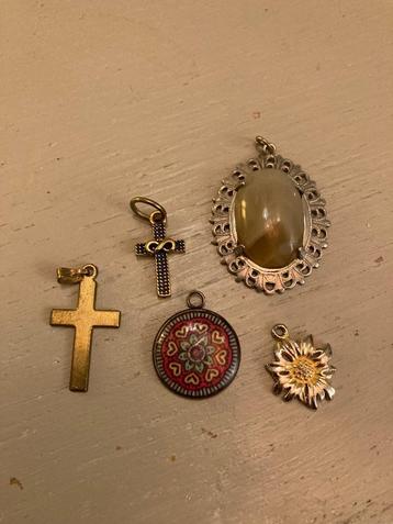 Lotje vintage kettinghangers hangertjes kruisje steen bloem beschikbaar voor biedingen
