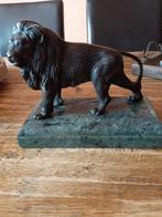 Bronzen  antiek  leeuwen op marmer, Ophalen