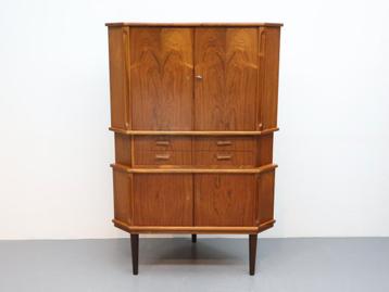 Vintage Deense hoekkast palissander #Rotundumvintage beschikbaar voor biedingen