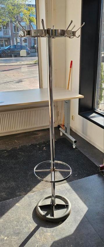 Metalen Staande Kapstok beschikbaar voor biedingen