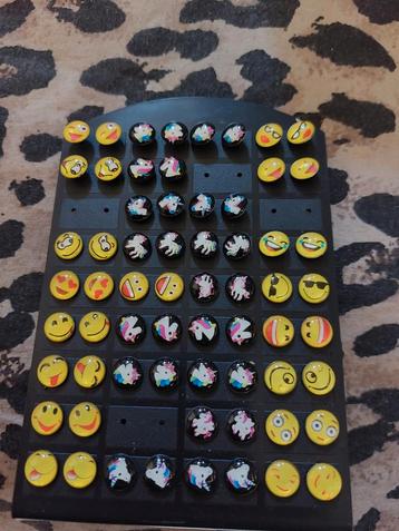 Oorbellen met Emoji en Unicorn Design beschikbaar voor biedingen
