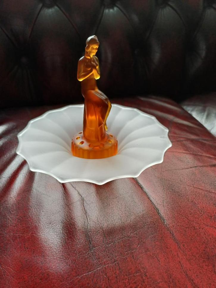 Persglas tafelstuk dame zittend op een boomstam .Bloemenste, Antiek en Kunst, Antiek | Glas en Kristal, Ophalen