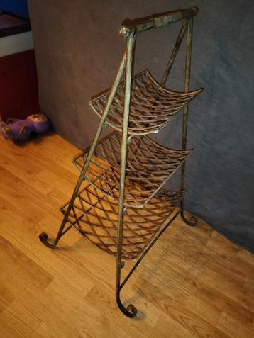 Vintage Metalen Tijdschriftenrek beschikbaar voor biedingen