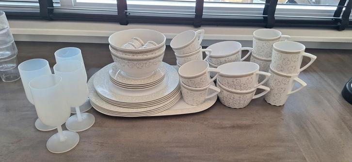 Servies voor 4 personen, Caravans en Kamperen, Caravan accessoires, Ophalen