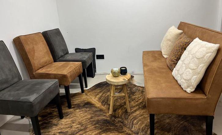 Leren eettafel bank eetbank en 3 stoelen leer, Huis en Inrichting, Banken | Sofa's en Chaises Longues, Zo goed als nieuw, Tweepersoons
