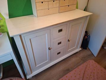 Massief houten commode en hoge kast set beschikbaar voor biedingen