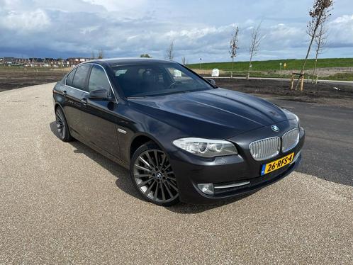 BMW 5-Serie 4.4 I 550 AUT 2011 Grijs, Auto's, BMW, Particulier, 5-Serie, ABS, Benzine, Sedan, Automaat, Origineel Nederlands, Zilver of Grijs